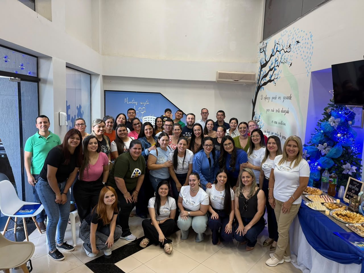 Familias y profesionales reunidos en la recepción de la clínica durante un encuentro