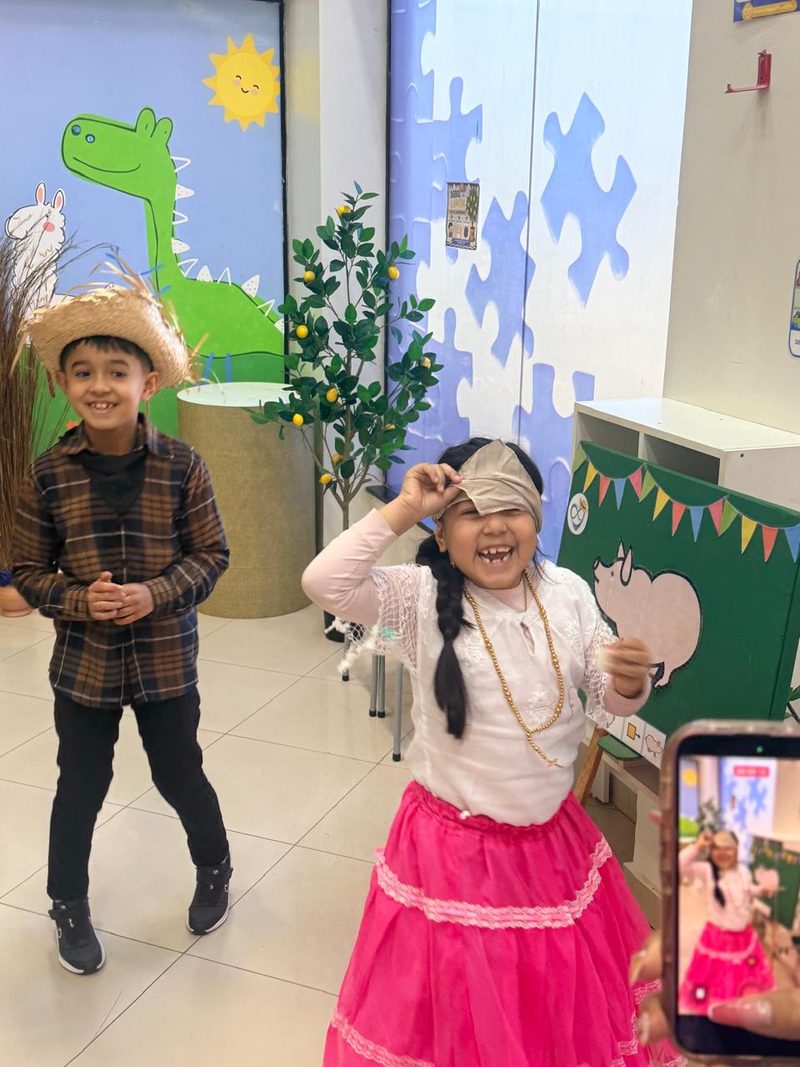 Dos niños con vestimenta tradicional paraguaya sonríen durante una actividad en la clínica