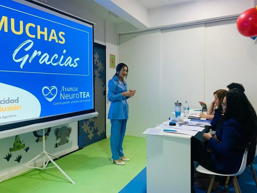 La disertante del curso taller De la discapacidad a la inclusión cierra su presentación ante el público