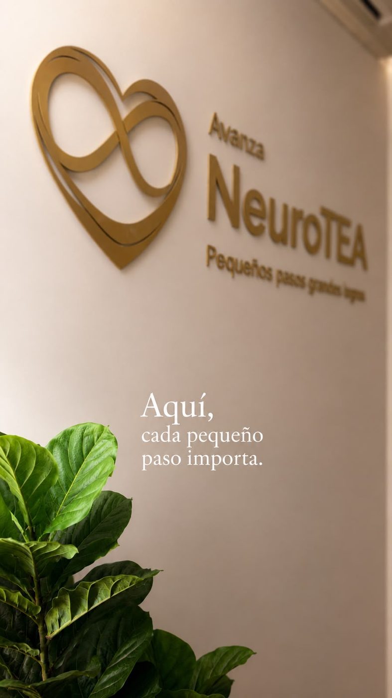 El logo dorado de Avanza NeuroTEA en relieve sobre la pared, junto a una planta