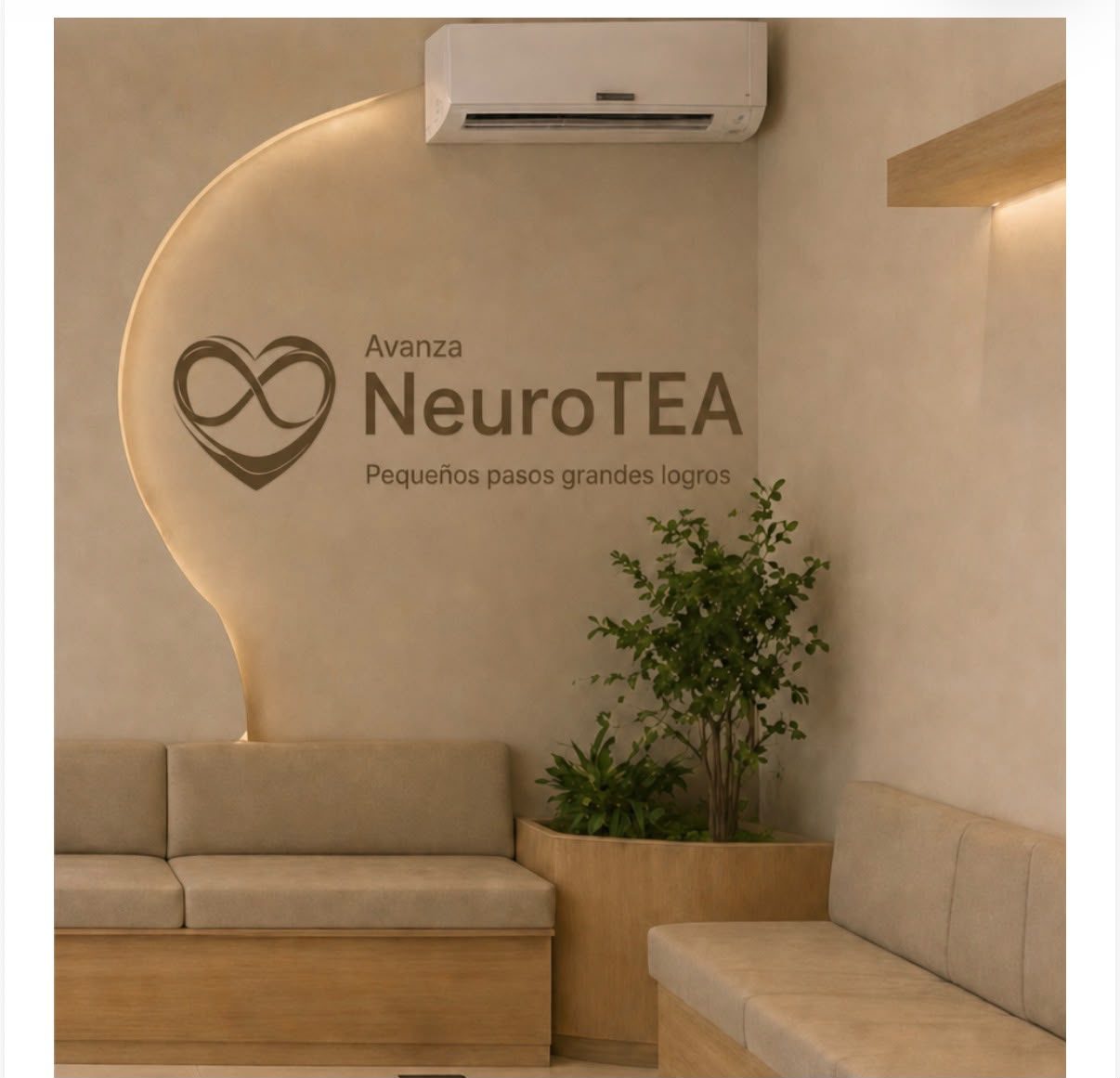 La sala de espera de la clínica: sillones beige y el logo sobre una pared curva con luz cálida