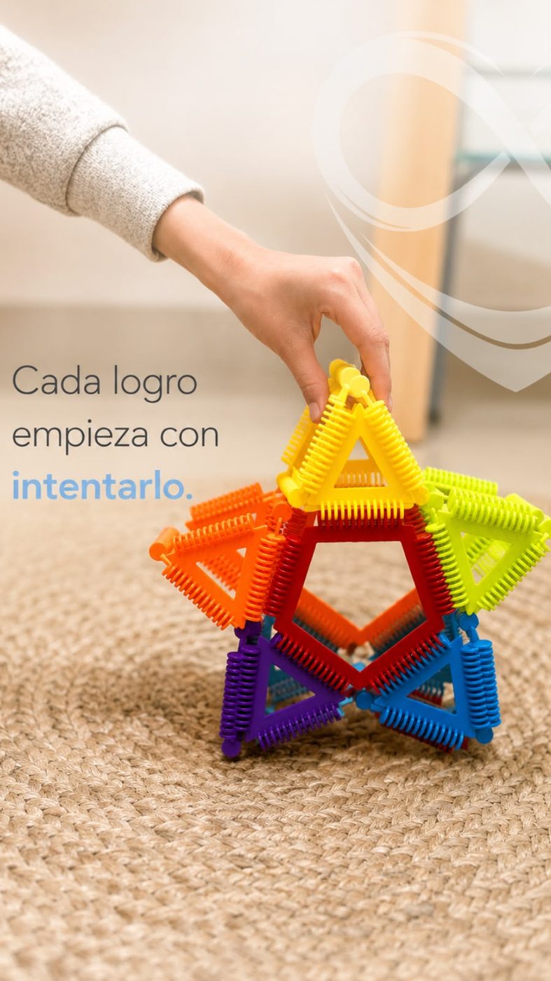 La mano de una terapeuta sostiene una estrella armada con piezas de construcción de colores