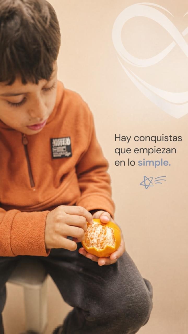 Un niño concentrado pela una mandarina, junto al texto: hay conquistas que empiezan en lo simple