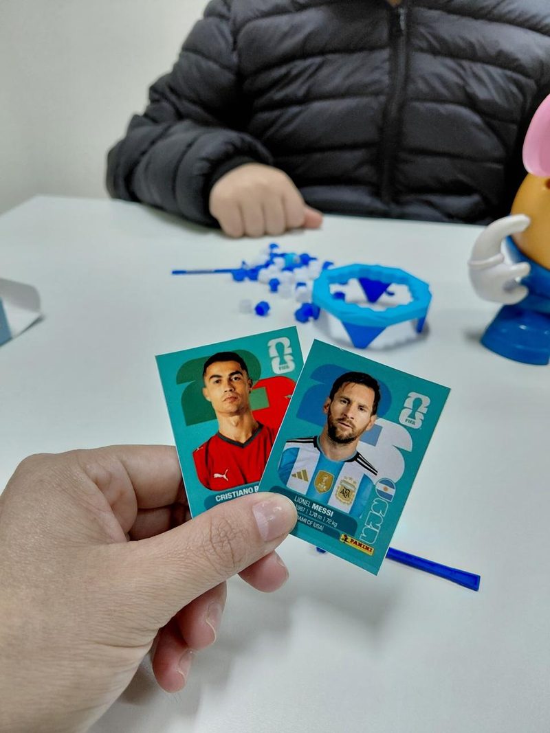 Dos figuritas de futbolistas en la mano de una terapeuta, usadas como motivación en la sesión